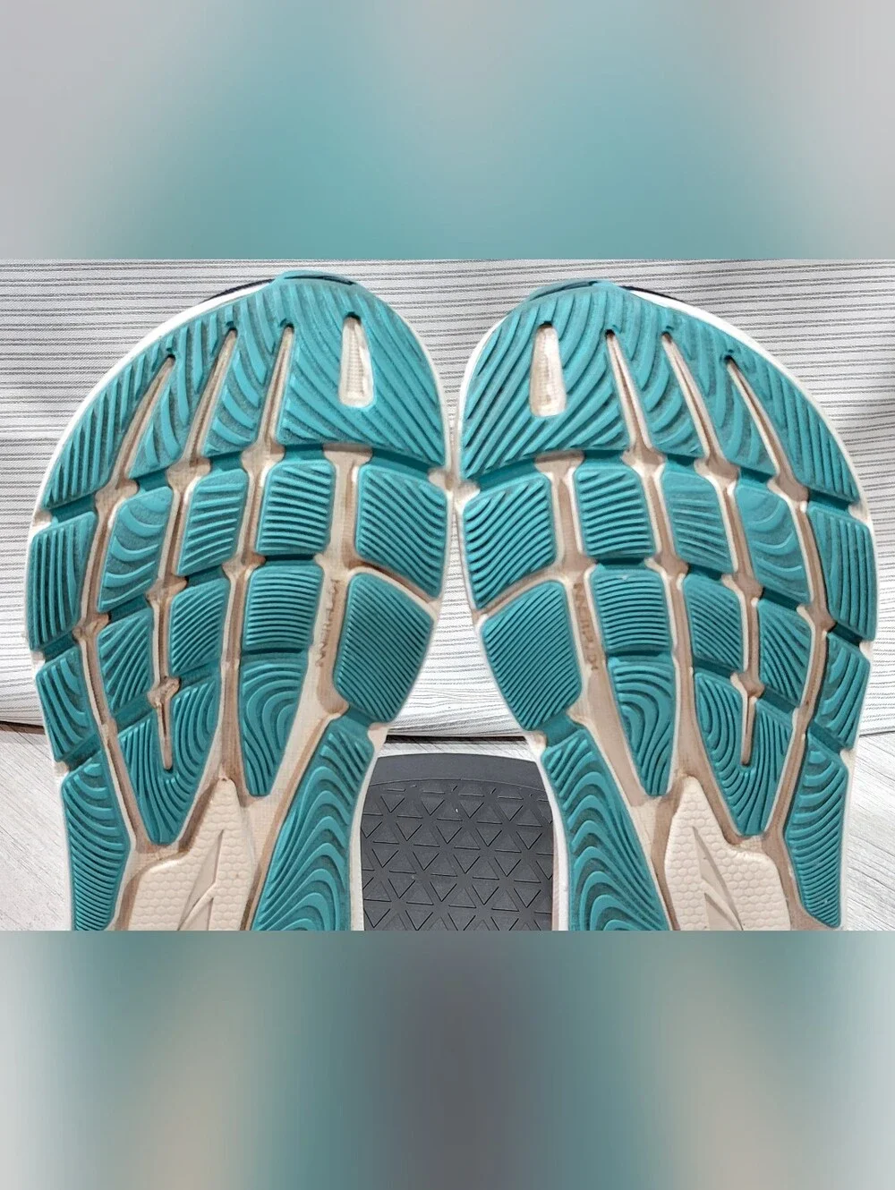 Altra women running
